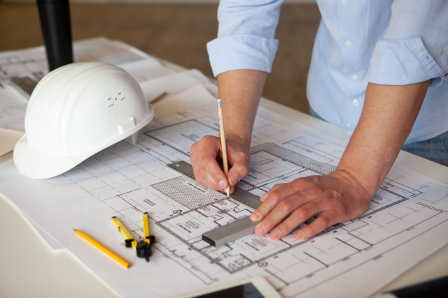 家の設計図を描く男性