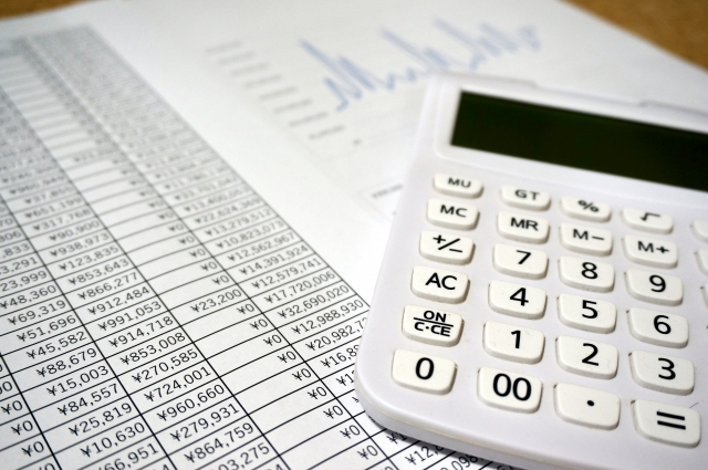 電卓と費用書類