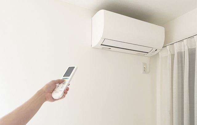 家庭用エアコンとリモコン