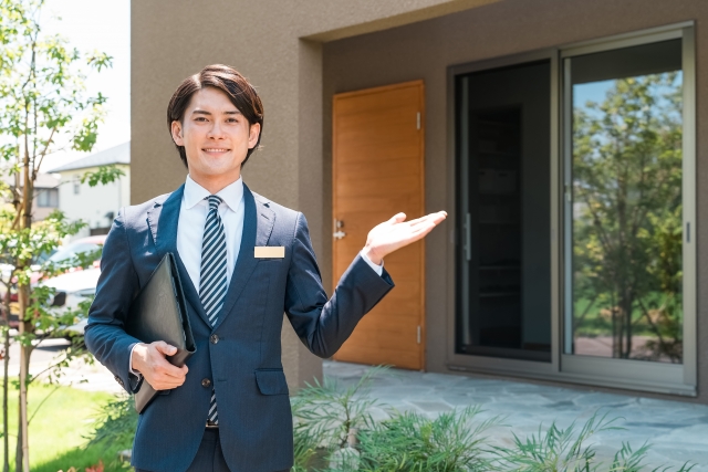 住居と提案する営業男性