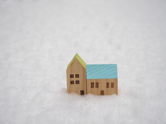 戸建てのおもちゃと雪