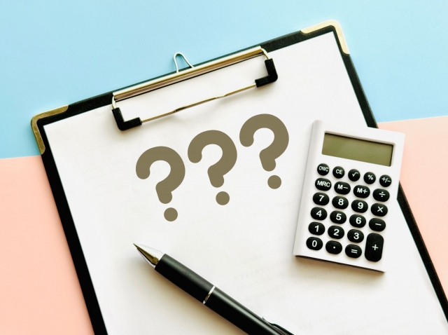 はてなマークと電卓とペンと紙