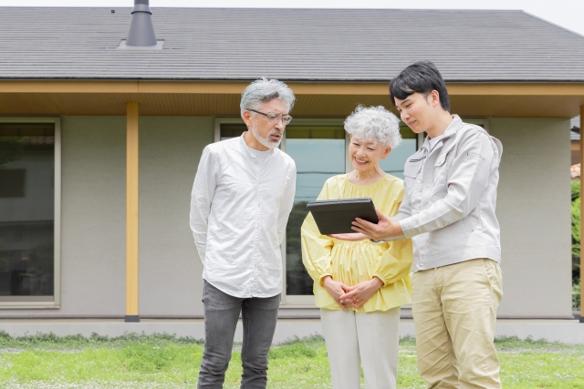 土地探しを提案する男性と老夫婦