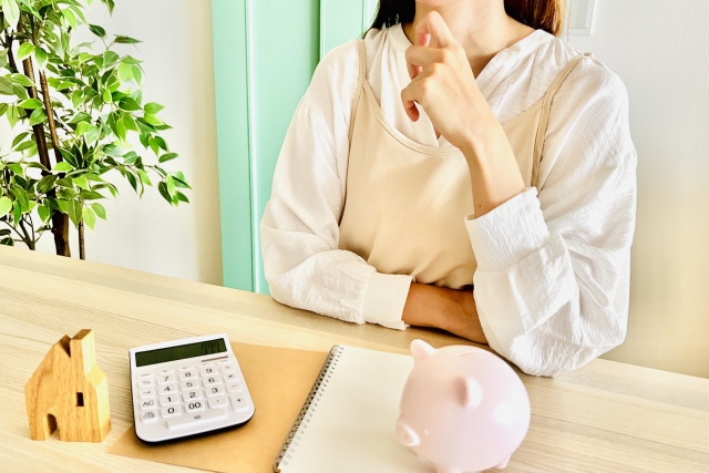 コストに悩む女性