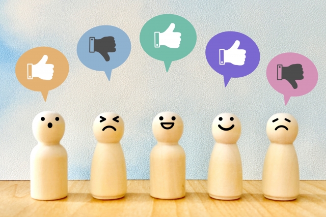 色々な評価をする木の人形