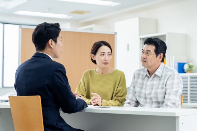 営業マンに相談している夫婦