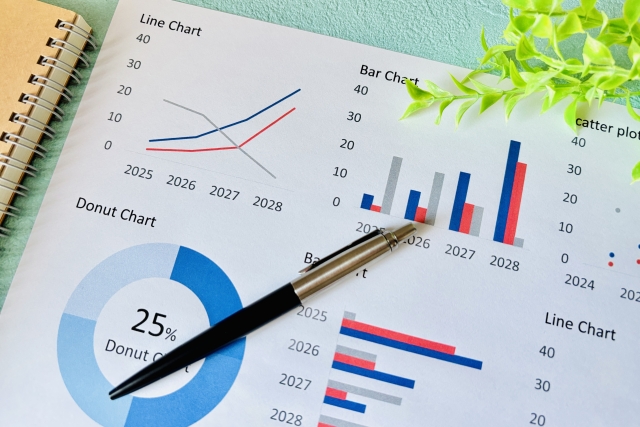 グラフが書かれた紙とペン