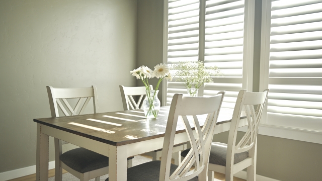 白いレイアウトの部屋と花