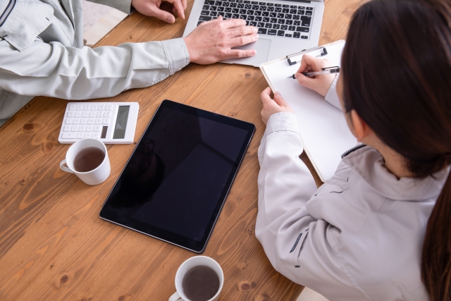 工務店のビジネスマンとタブレット