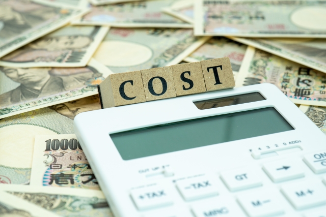 コストの文字と電卓とお札